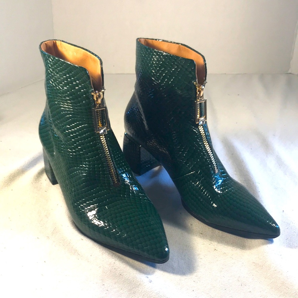 Women’s Green Reptile Textured Patent Leather Front Zipper Pointy Toe Ankle Boot